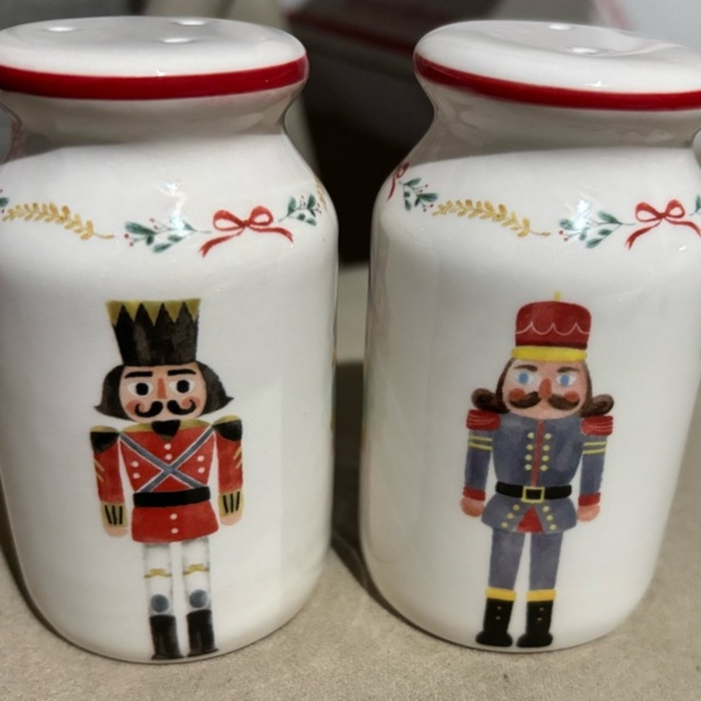 Kirkland's Home Nutcracker‎ Ceramic Salt and Pepper Shaker Set with Tray NEW - Picture 5 of 6